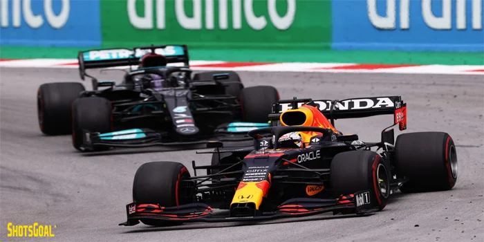 Persaingan Max Verstappen dan Lewis Hamilton di Formula 1